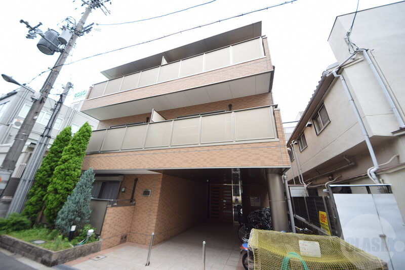 建物外観　日も良く当たり、明るく綺麗な外観です