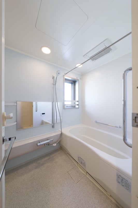 バス・シャワールーム　窓・手すりのあるバスルーム