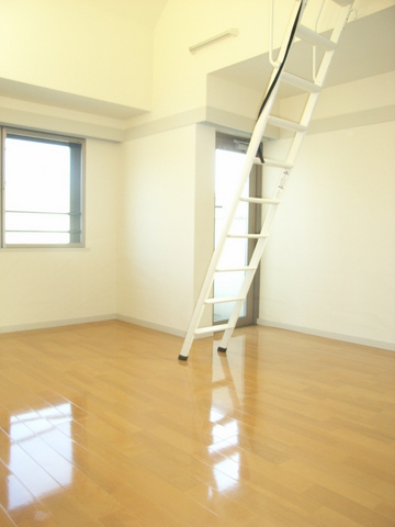 居室・リビング　洋室ひろびろ8.3帖　最上階　角部屋　日当り良好です♪