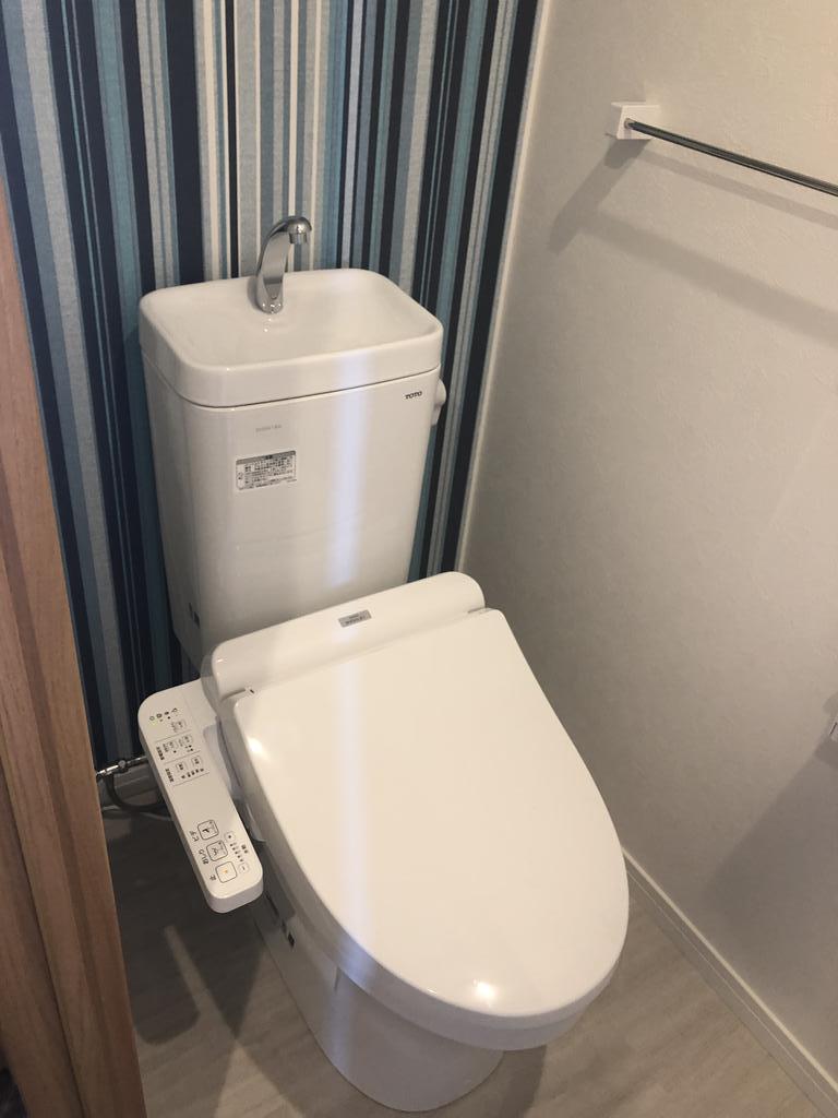 トイレ　アクセントクロスを使用！