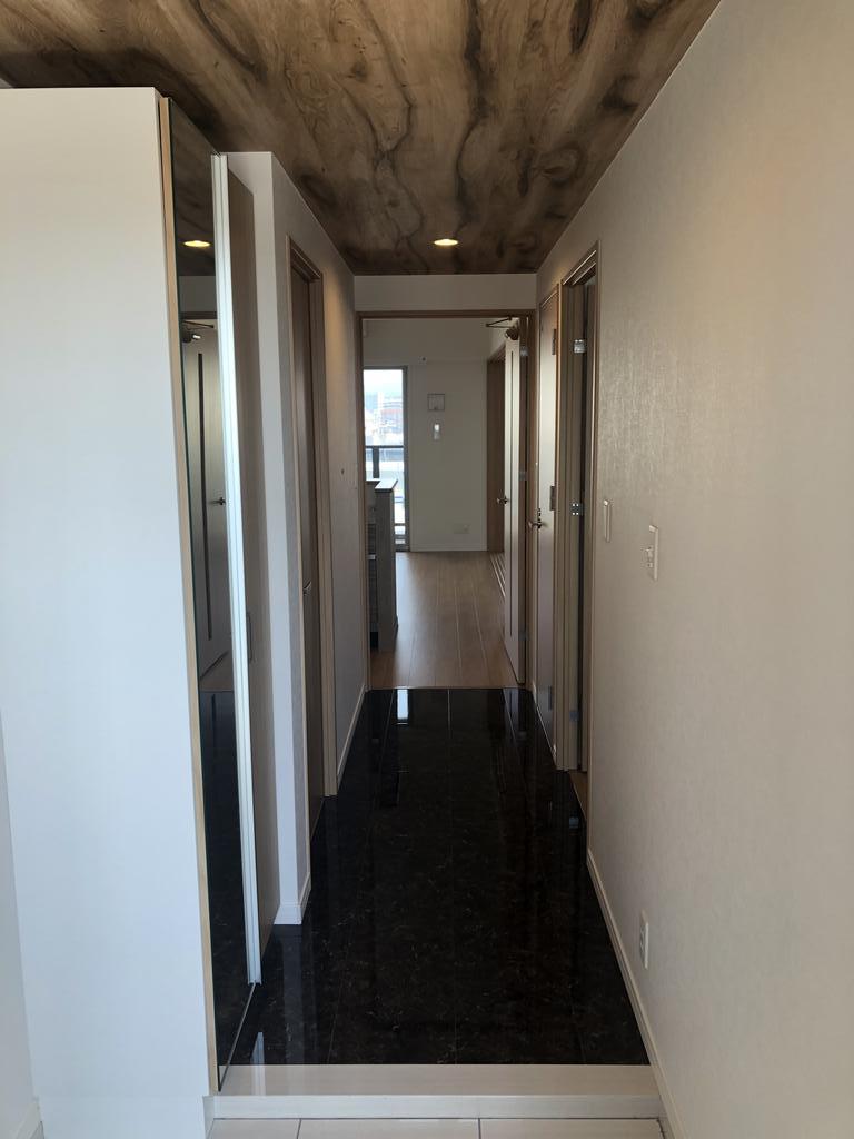 玄関　高級感のある床材を使用！