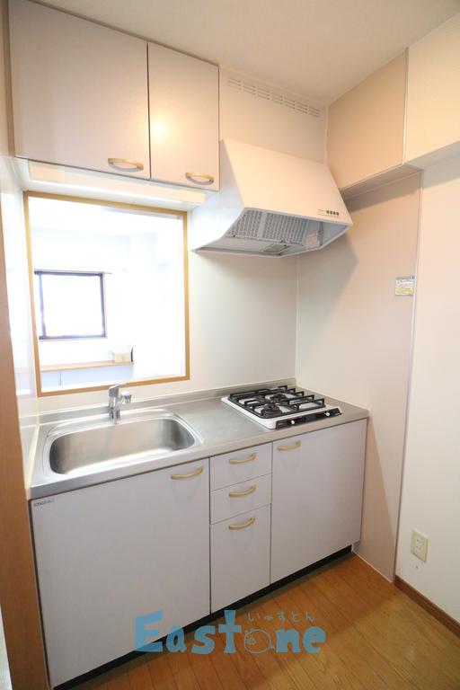 キッチン　上部収納や２口コンロが付いてます