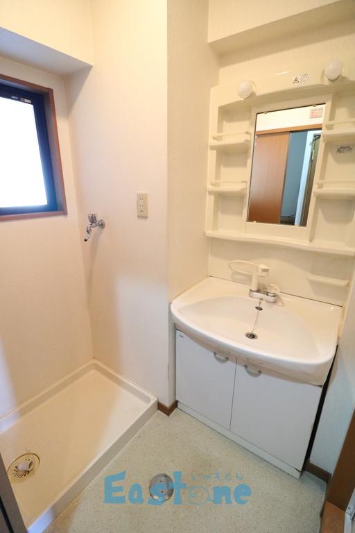 洗面設備　窓付きで明るく換気しやすい洗面脱衣所