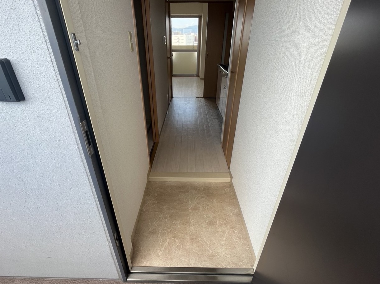 玄関　※同建物の別のお部屋の写真です。