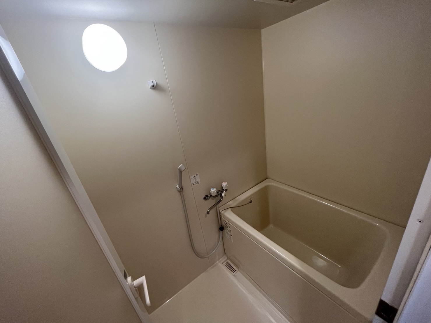 バス・シャワールーム　※同建物の別のお部屋の写真です。