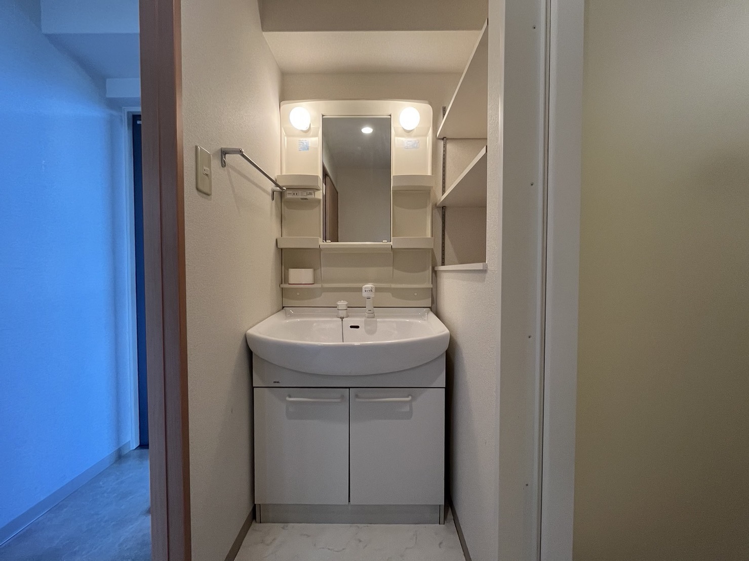 洗面設備　※同建物の別のお部屋の写真です。