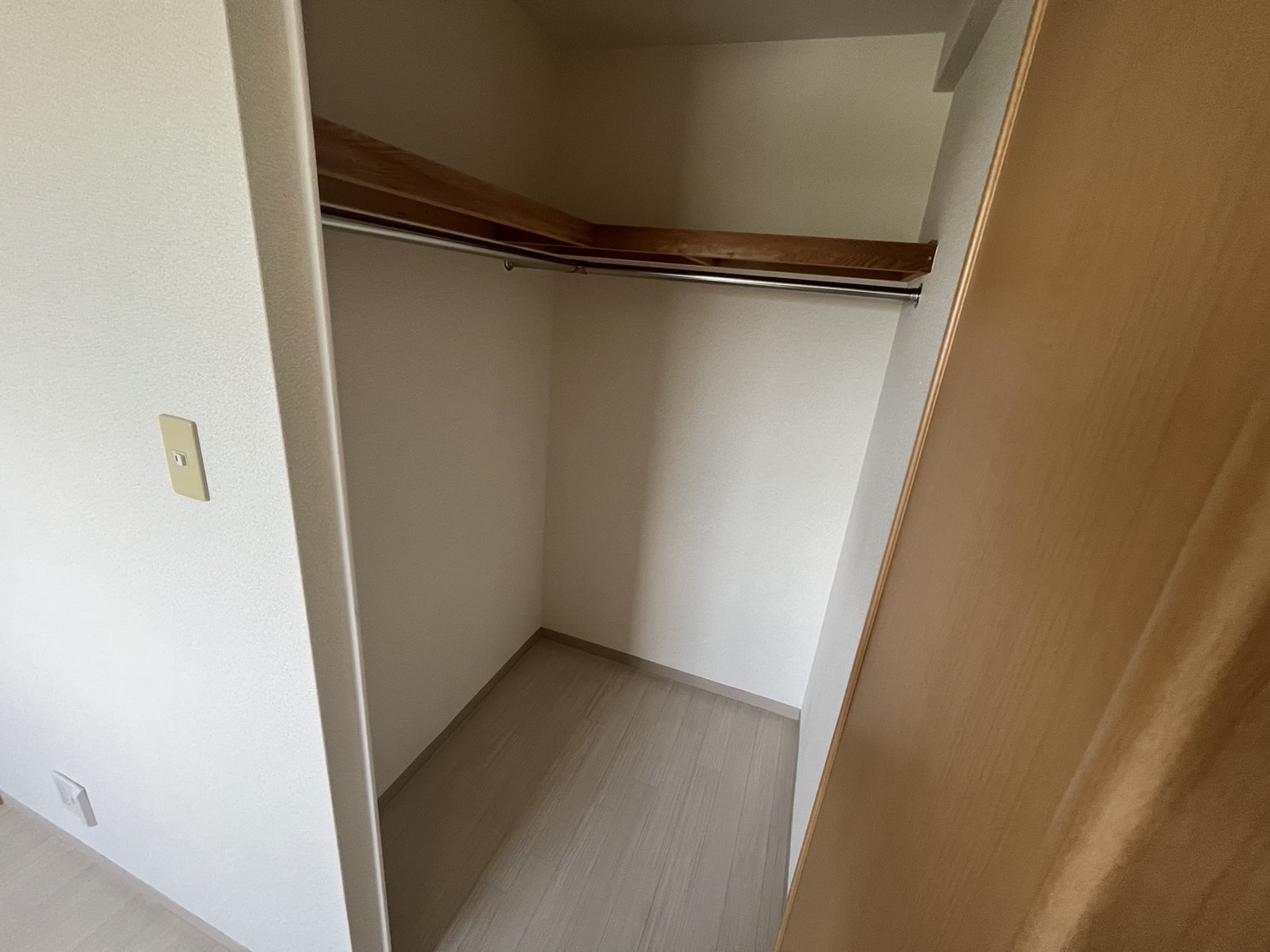 収納　※同建物の別のお部屋の写真です。