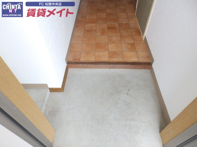 玄関　同型の別部屋写真です。