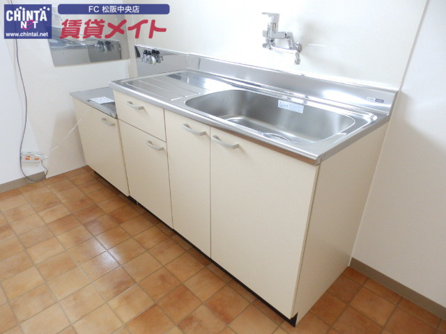 キッチン　同型の別部屋写真です。