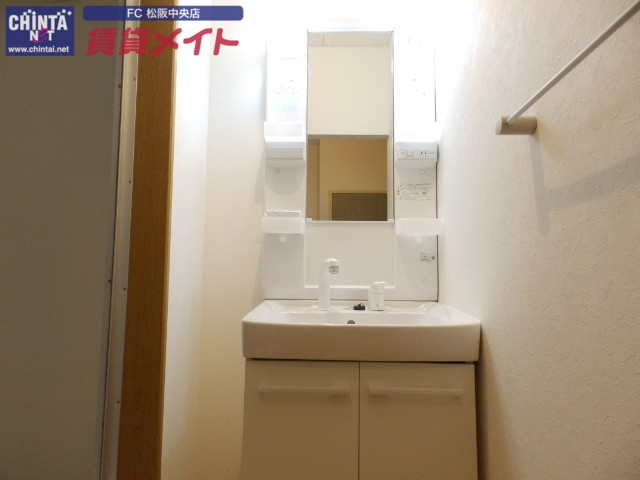 洗面設備　同型の別部屋写真です。