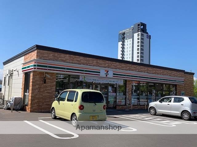 コンビニ　セブンイレブン（コンビニ）まで745m