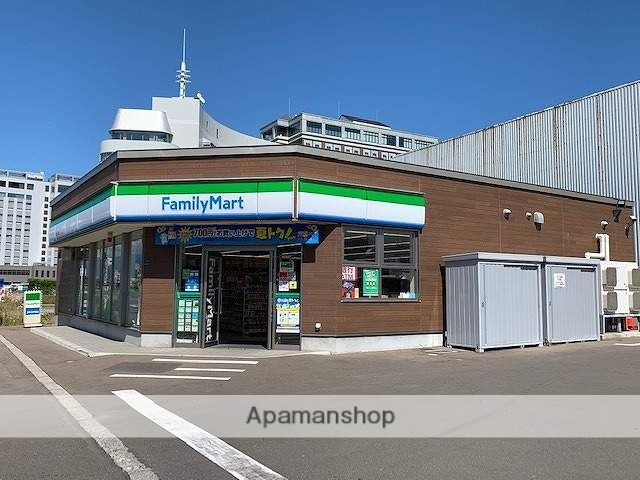 コンビニ　ファミリーマート（コンビニ）まで892m