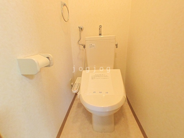 トイレ　嬉しい温水洗浄便座付きのトイレです。