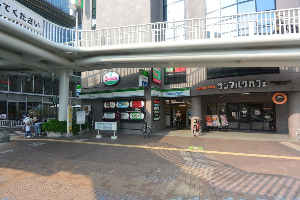 コンビニ　ファミリーマート 枚方市役所前店（コンビニ）まで153m