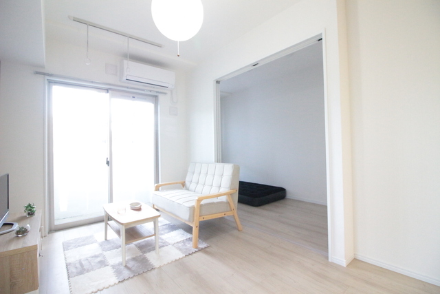 居室・リビング　１０１号室の写真となります。家具、小物はついておりません。