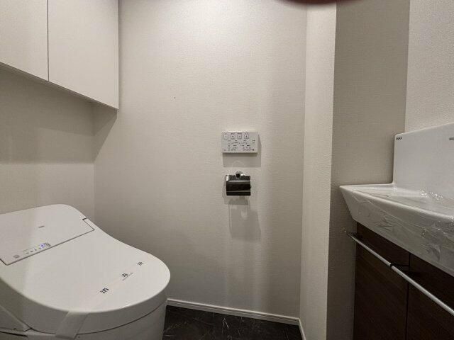 トイレ　落ち着いた色調のトイレです