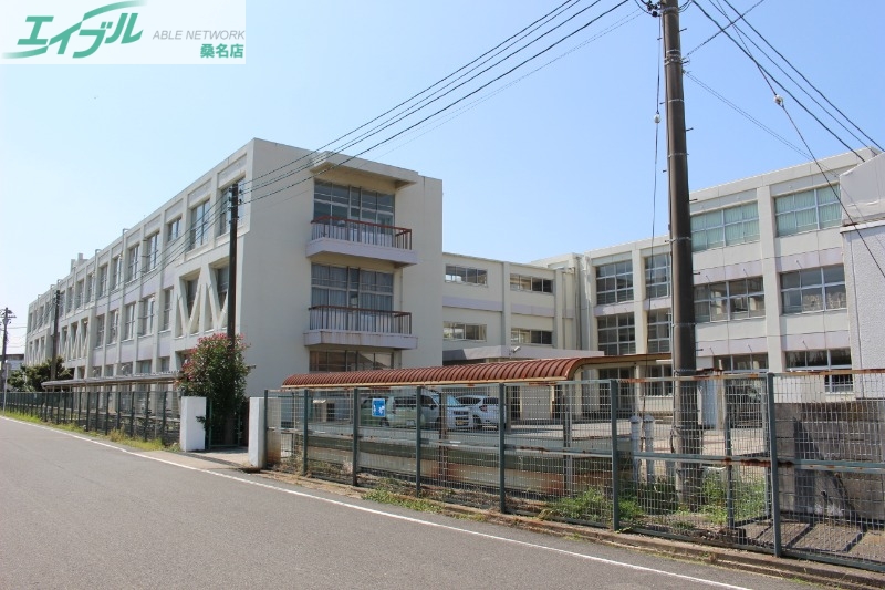 中学校　桑名市立明正中学校（中学校）まで693m