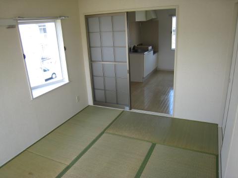 ソレイユBの居間写真
