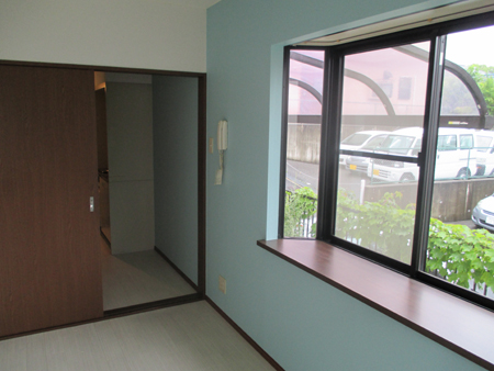居室・リビング　出窓付きで明るいお部屋です