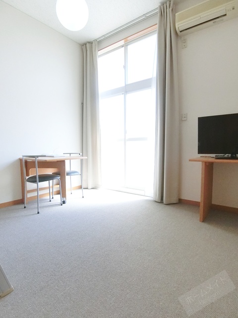 居室・リビング　カーテン・机・薄型テレビ