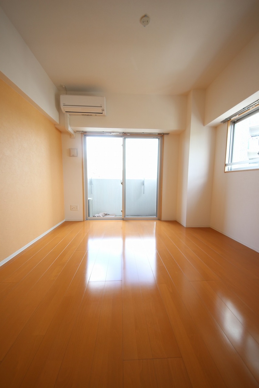 居室・リビング　※写真は反転タイプの別部屋です（以下同）※