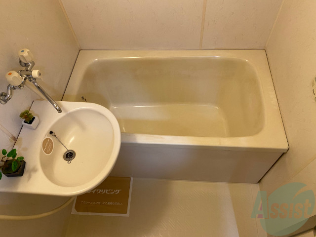 バス・シャワールーム　浴室はゆっくりと浸かれそうなサイズ感になっています。