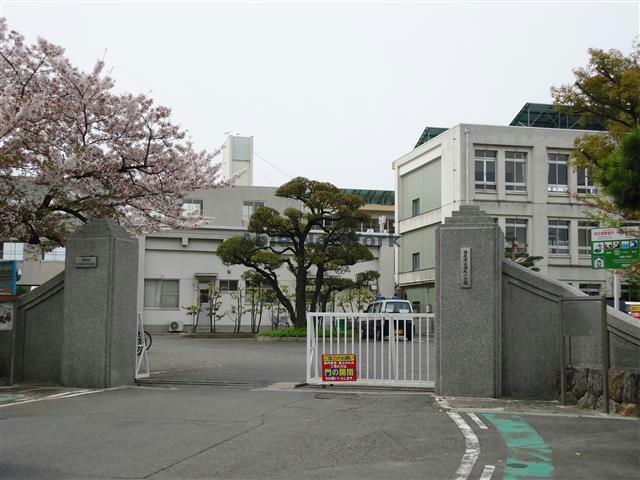 【西尾市永吉のマンションの小学校】