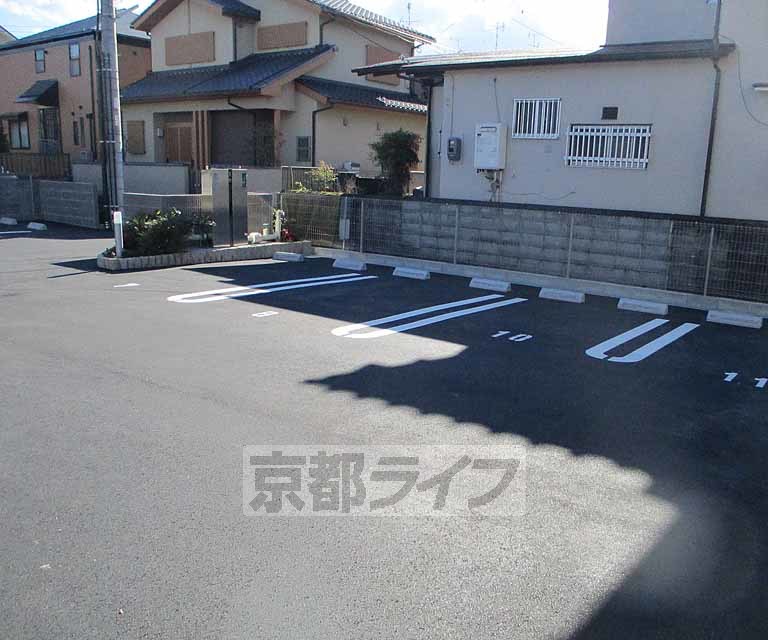 シンフォニー久津川の駐車場