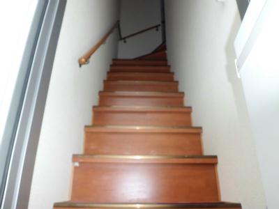 玄関　玄関は１階。玄関扉を開けると、階段が。