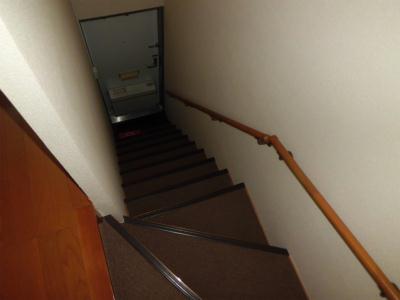 その他　階段の先が玄関です。
