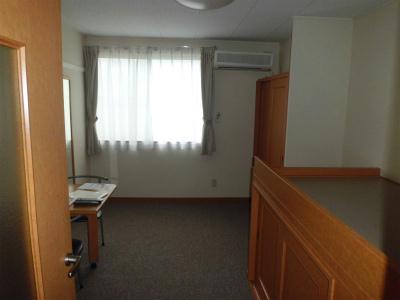 居室・リビング　カーペット敷きの居室。