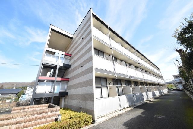 【八王子市左入町のマンションの建物外観】