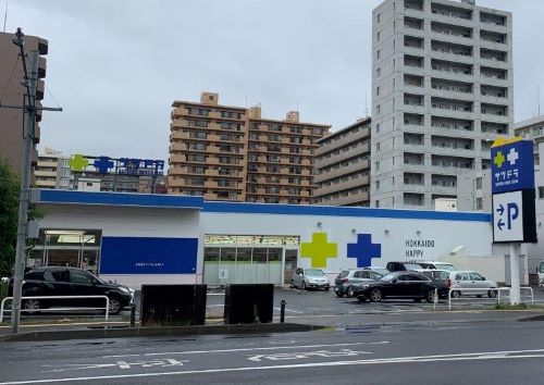 【札幌市白石区菊水五条のマンションのドラックストア】