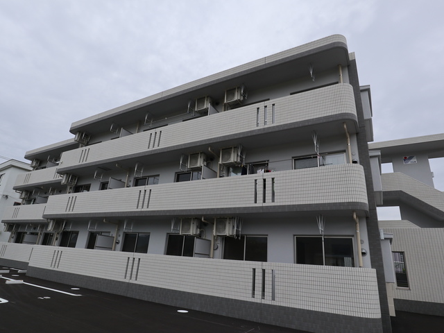 小田郡矢掛町西川面のマンションの建物外観