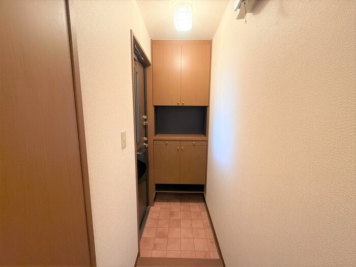 玄関　写真は類似です。