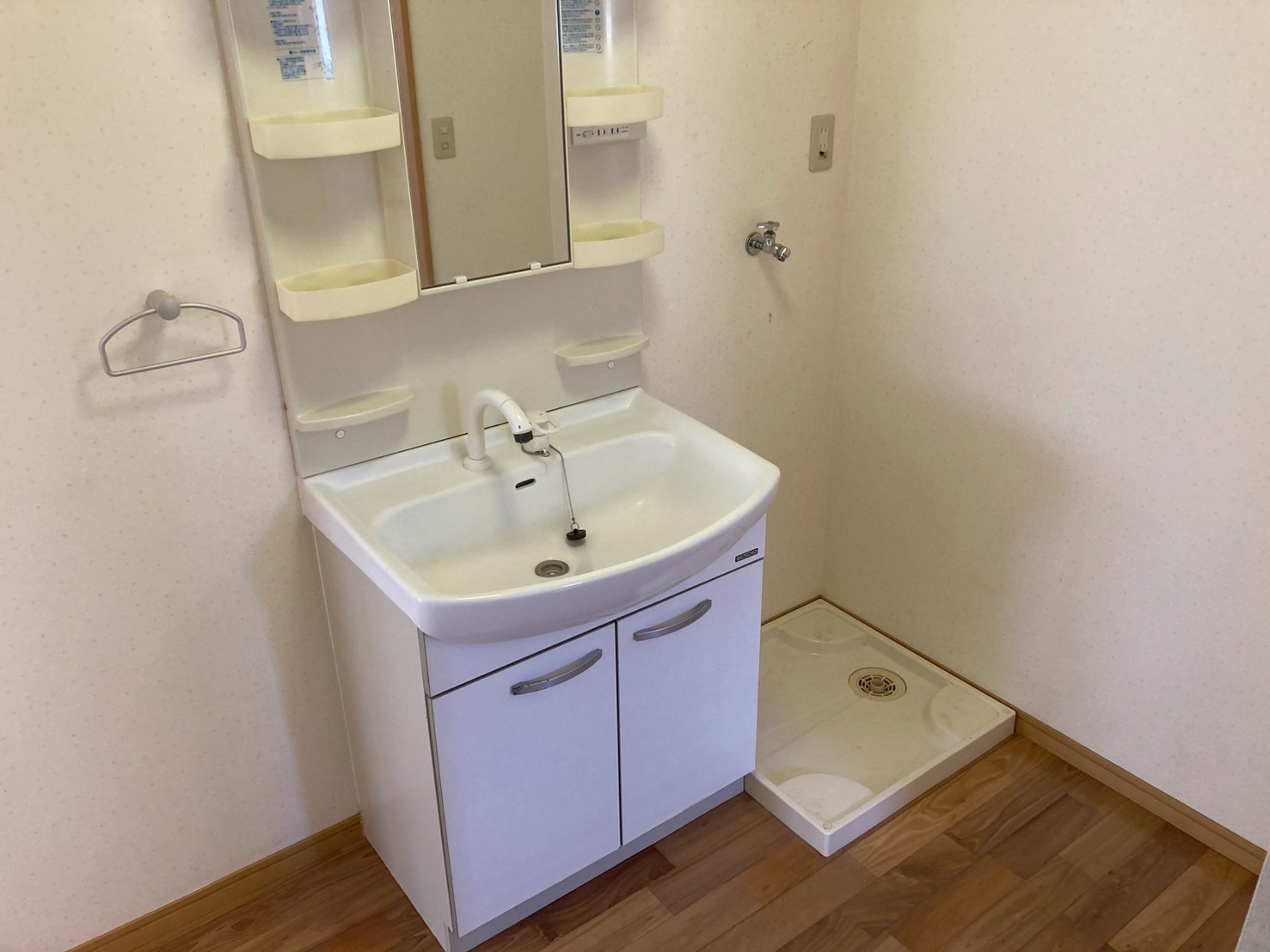 洗面設備　写真は現入居者の入居前の写真になります。