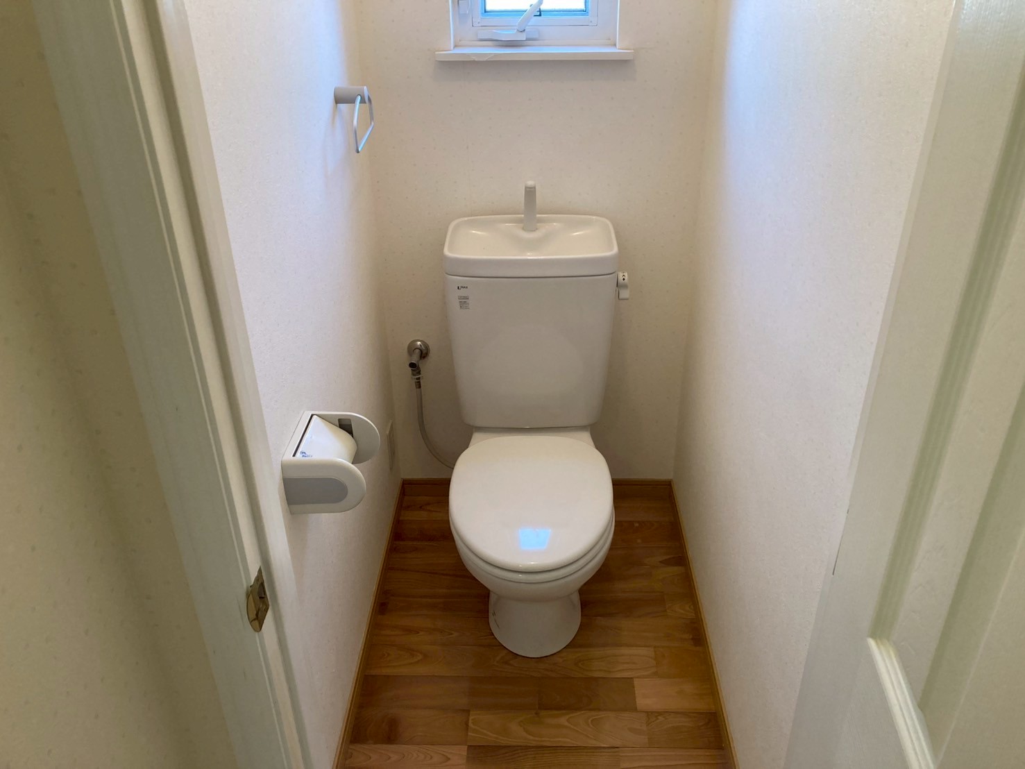 トイレ　写真は現入居者の入居前の写真になります。