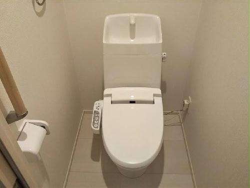 トイレ　温水洗浄便座付き。