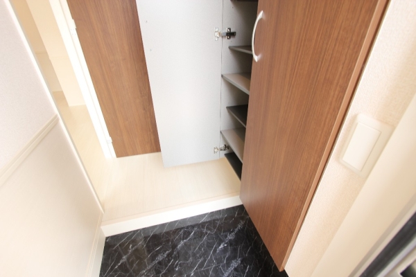 玄関　玄関を入るとホールがあります