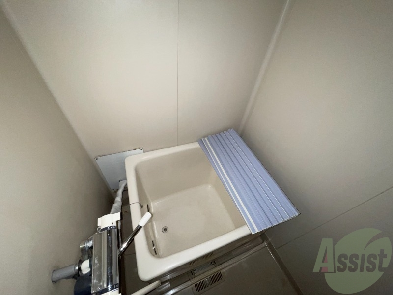 バス・シャワールーム　浴室になります。比較的広くて綺麗な状態です。