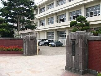 中学校　都城市立妻ケ丘中学校（中学校）まで328m