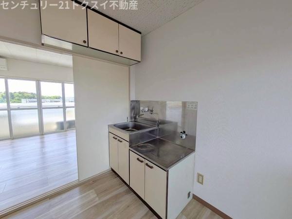 キッチン　同物件、別室の写真です。