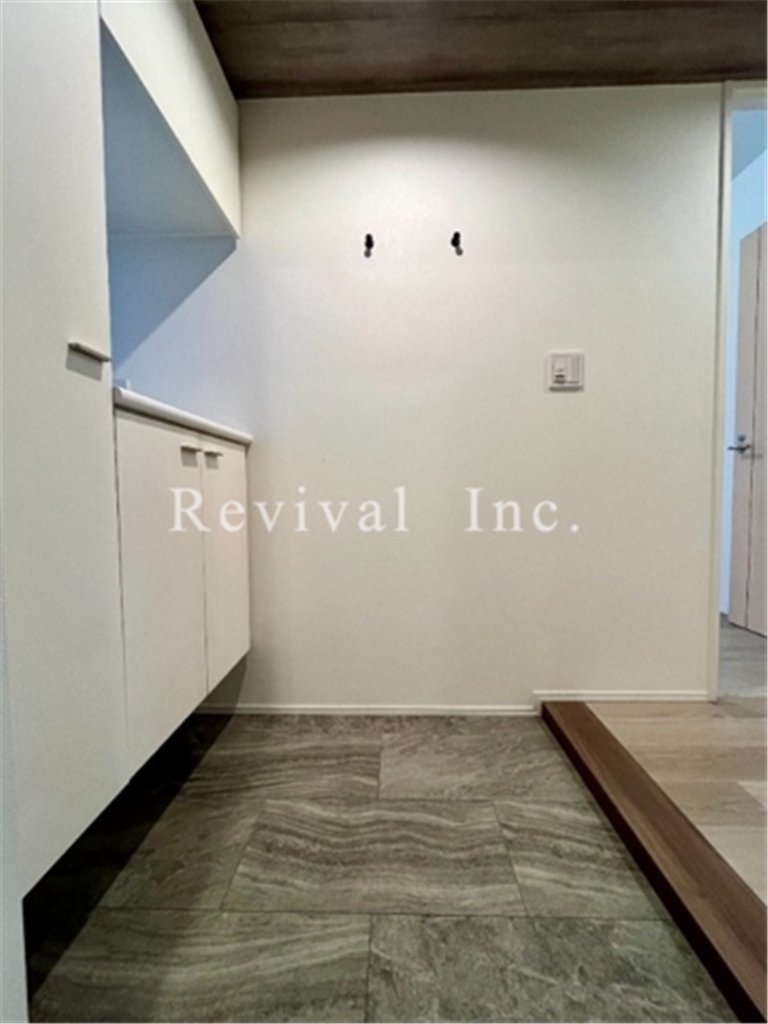 玄関　収納豊富な玄関でございます