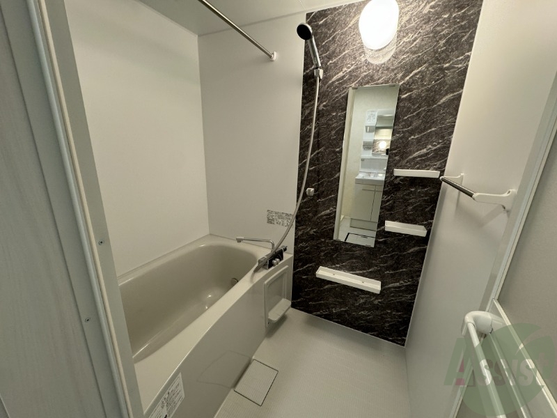 バス・シャワールーム　浴室は広めなのでゆったり落ち着けそうですね。