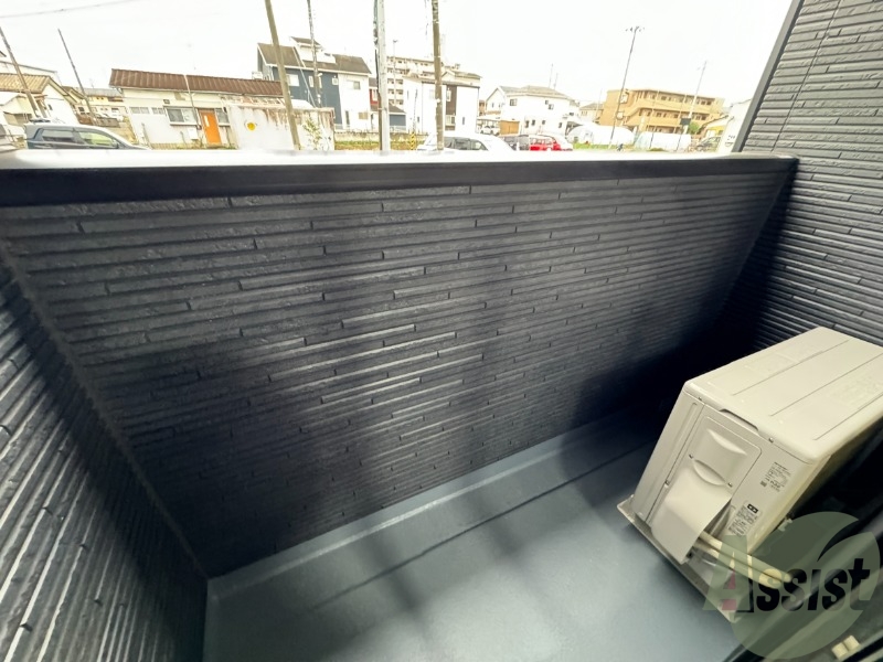 バルコニー　バルコニーは洗濯物を干すのに十分な広さがありますね。