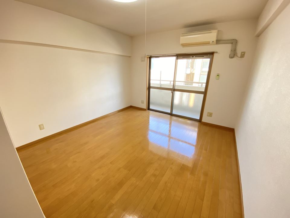 居室・リビング　９畳の洋室です