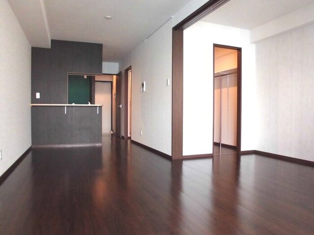 居室・リビング　南東向きのリビング１２．４帖（反転タイプ）