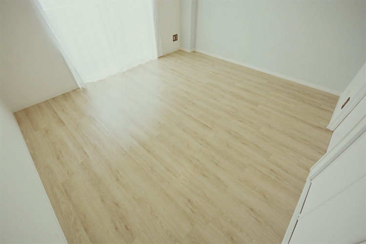 居室・リビング　床も素敵です。素足で歩くと感触がとても良いです。