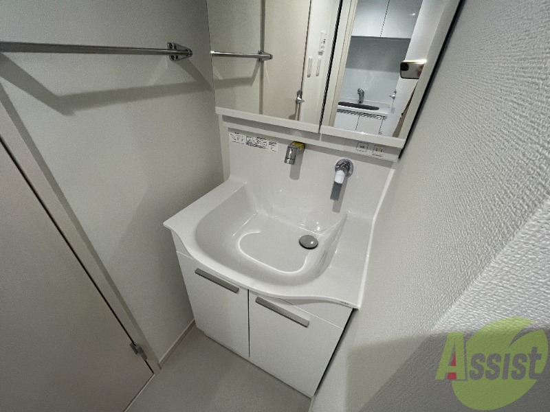 洗面設備　洗面台はシンプルなつくりで手入れがしやすそうですね。