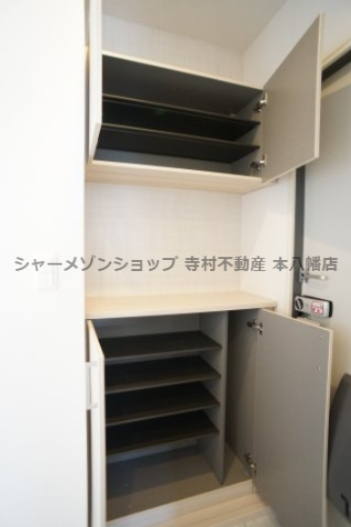 玄関　玄関には大型シューズBOXを設置♪